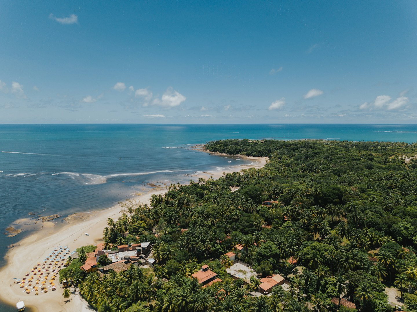 Faixa de praia e mar azul em Boipeba
