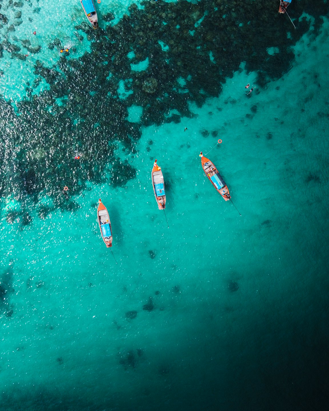 Mar transparente e embarcações em Boipeba